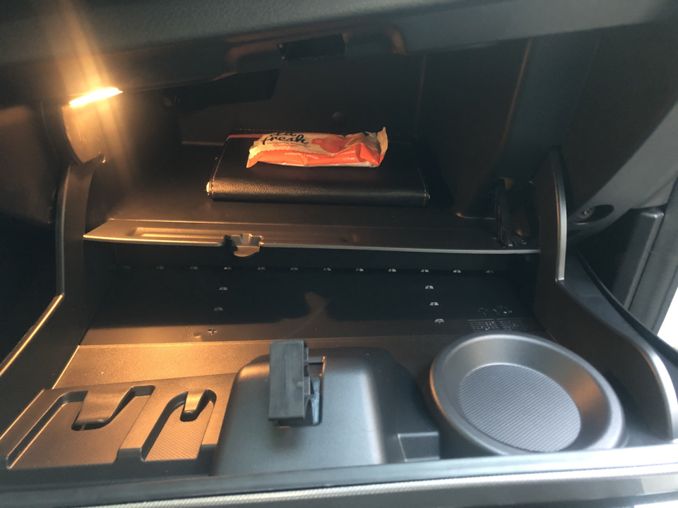 Лада веста снятие бардачка нового образца