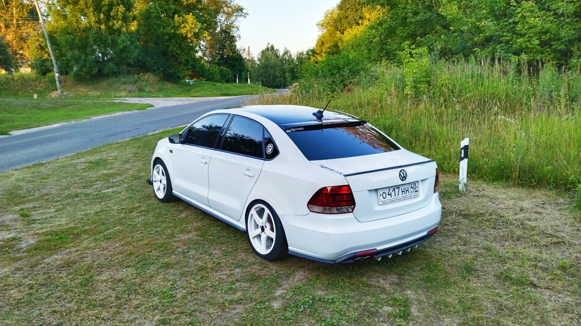 Р‘РµР»С‹Р№ VW Polo sedan gt