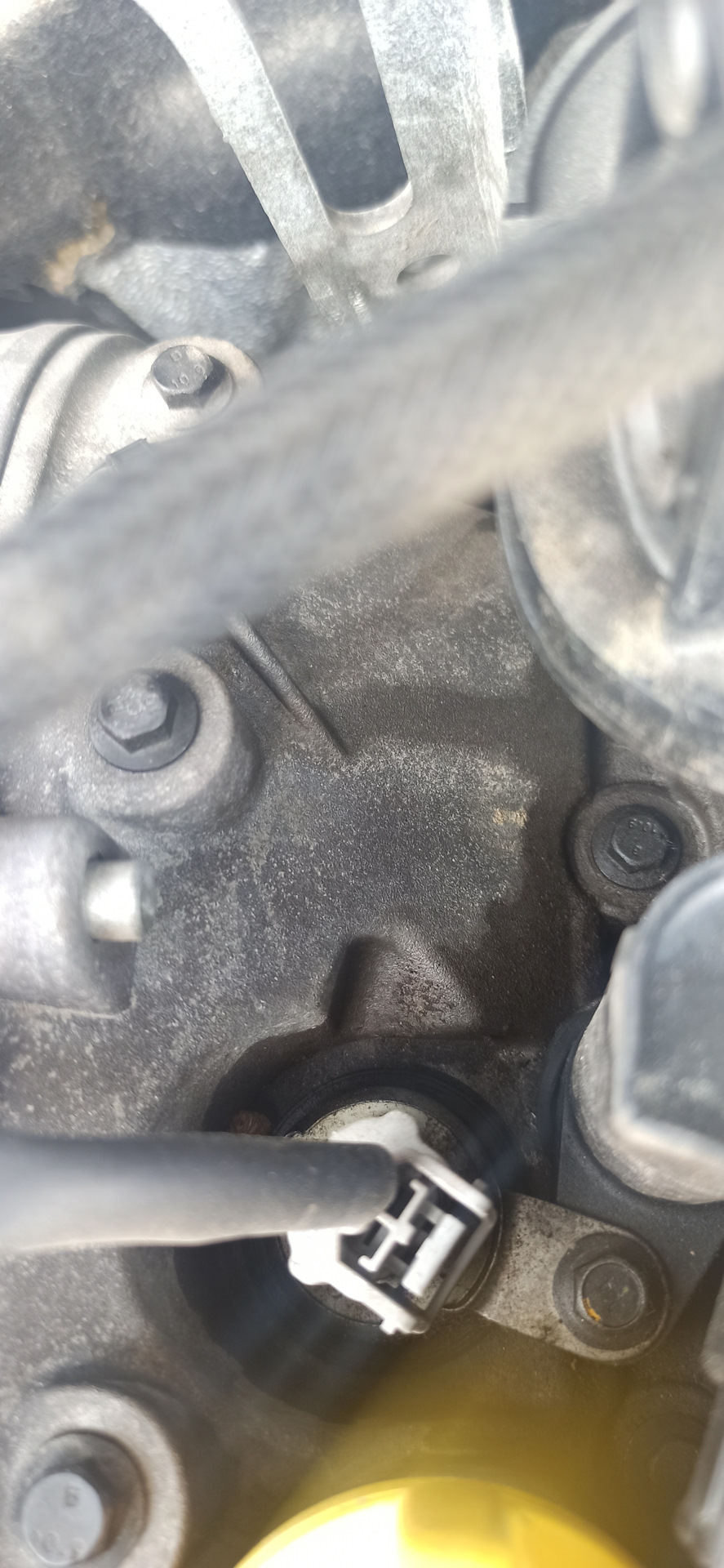 Замена сальника фазорегулятора — Renault Duster (1G), 2 л, 2015 года ...