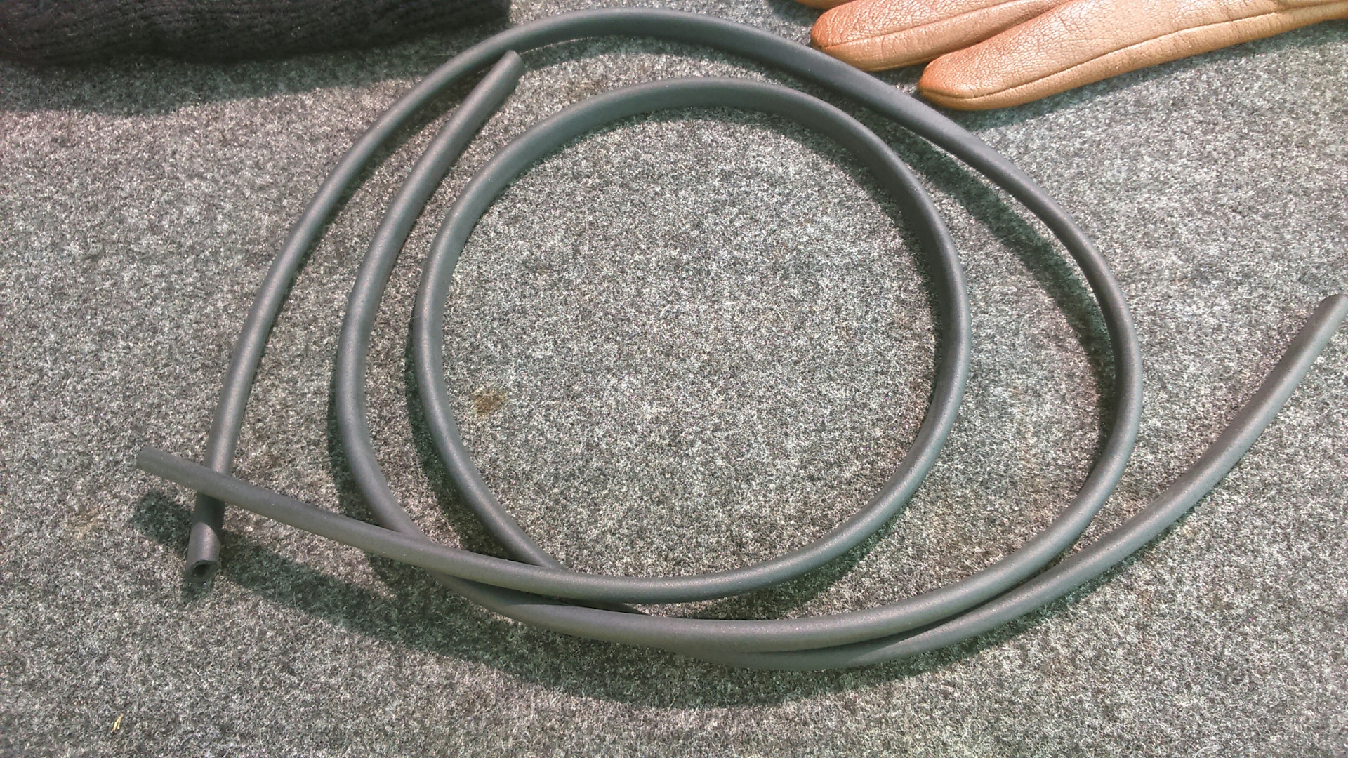 Уплотнительная резинка фары. Уплотнительная резинка переднего крыла газ 21. Уплотнительная резинка фары. Уплотнительная резинка фары. Уплотнительная резинка фар гольф 4.