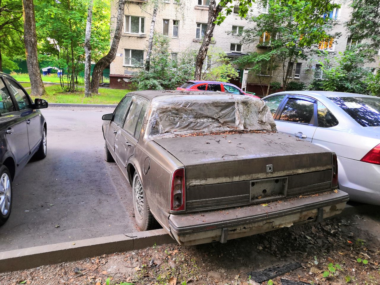 Кинь машинку. ВАЗ 2101 АВТОХЛАМ. ВАЗ 2107 АВТОХЛАМ. Заброшенный автомобиль во дворе. Брошенные авто.