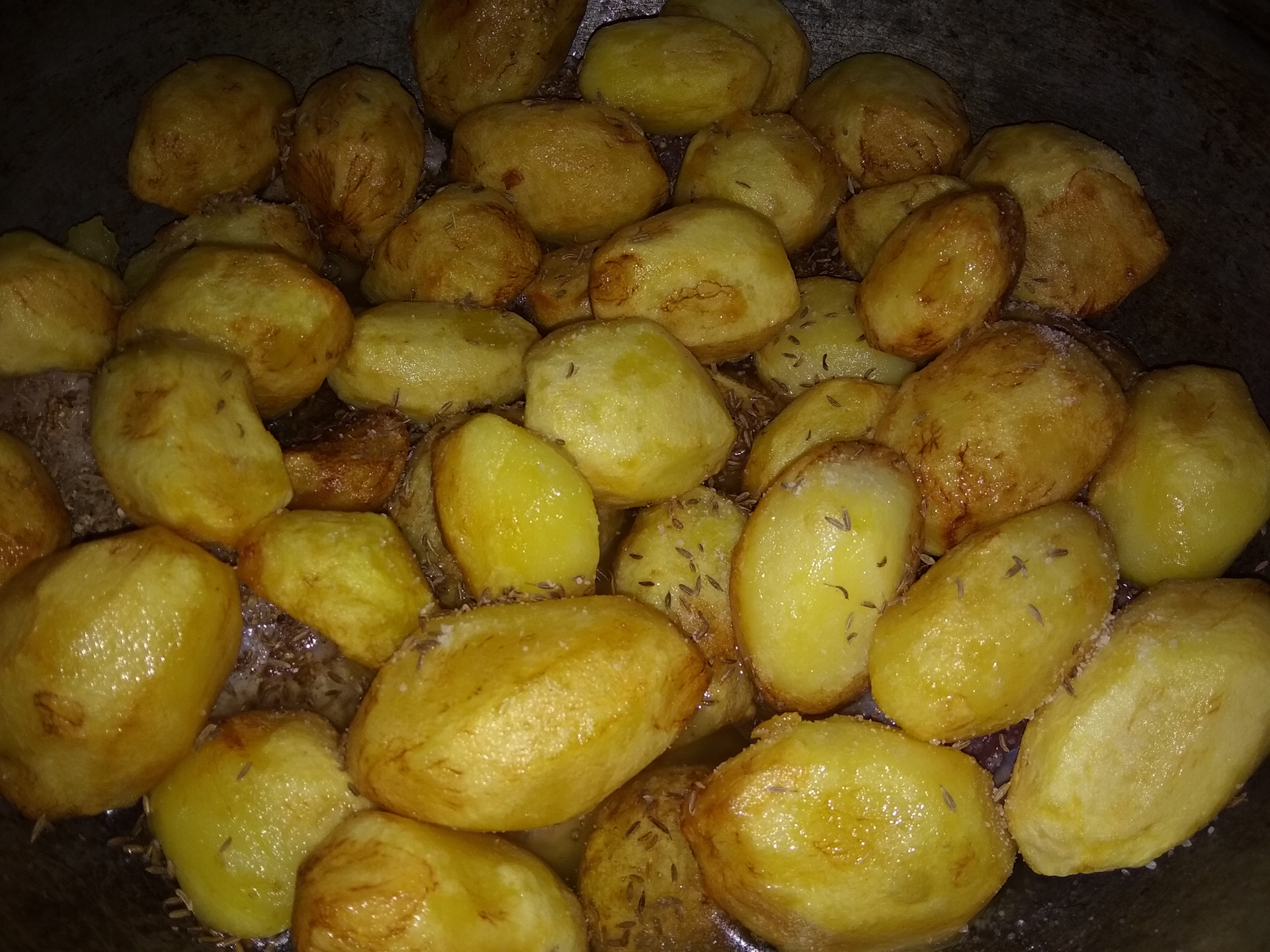 Картошка в казане видео. Картошка с мясом. Картофель в Казанке. Картошка в казане. Картошка с мясом в казане.