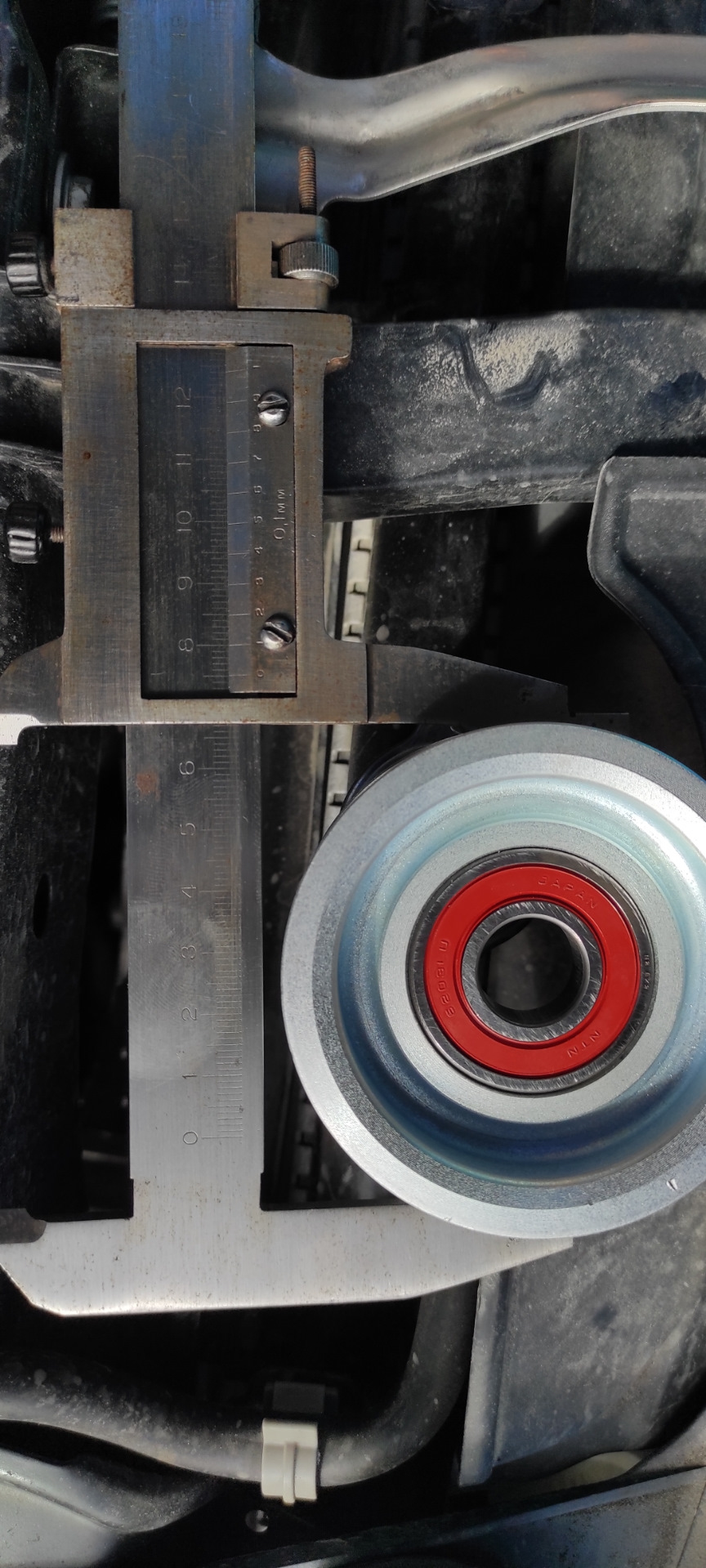 Замена паразитного ( обводного) ролика — Honda CR-V (RM), 2,4 л, 2013 ...