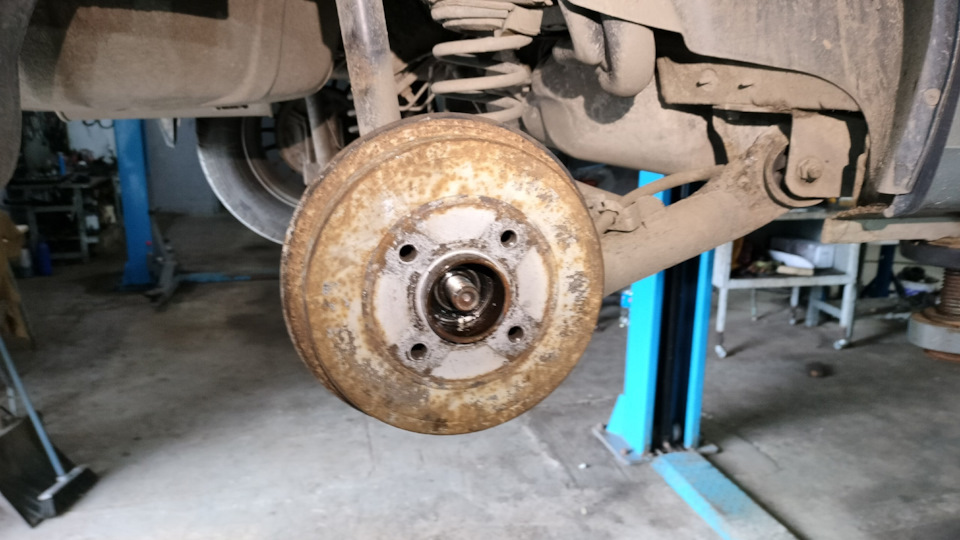 Задние колодки… и подшипники — Renault Logan (1G), 1,6 л, 2012 года ...