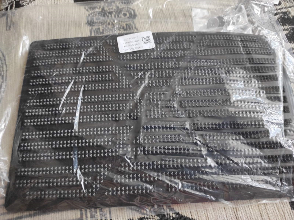 протертая дырка в ворсовом коврике от старого хозяина бесит — подпятник закроет — Audi A6 (C6). Запчасти на фото: C0201