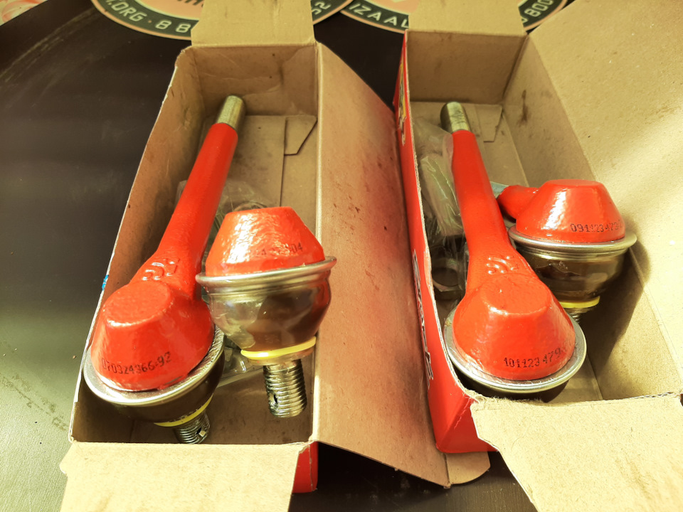 Индивидуальные номера тяг разные и не повторяются. По ним производитель может определить когда, кем и в какую смену было произведено изделие. — Chevrolet Niva (1G)