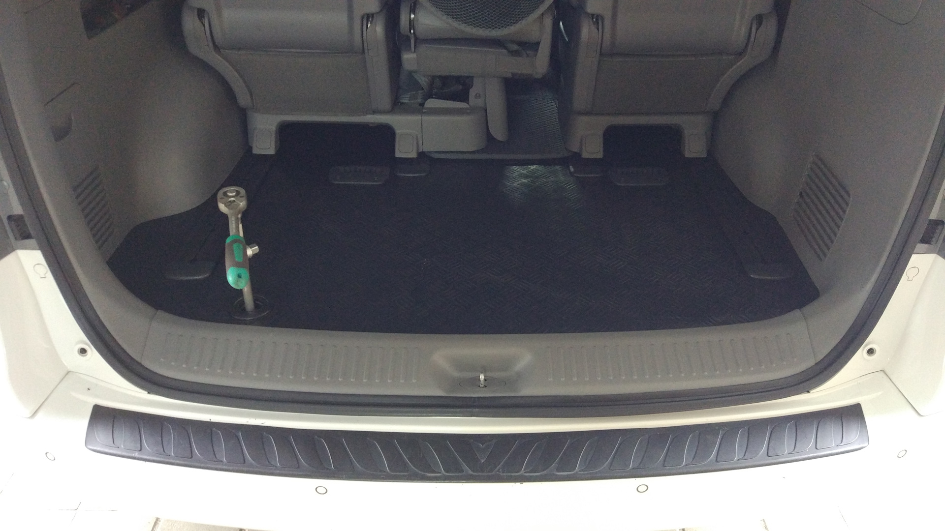 Как снять перегародку на хундай грант старех Фаркоп Galia H0775A+ проводка Thule установка ч1. - Hyundai Grand Starex, 2,5 л,