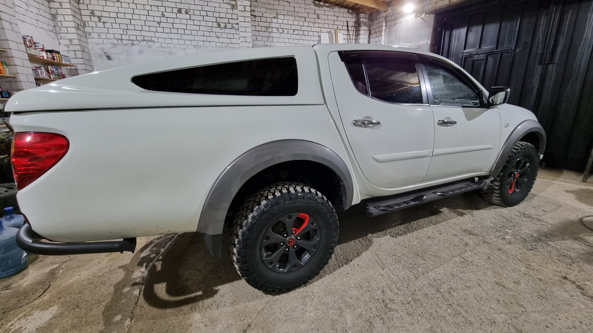 Mitsubishi L200 — Этап второй (двери и музыка) — DRIVE2