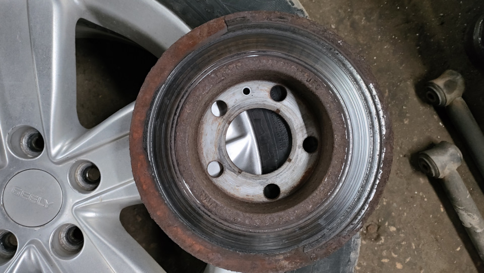 Тут в принципе и так понятно, что сзади были посредственные тормоза — Volkswagen Polo Hatchback Mk5