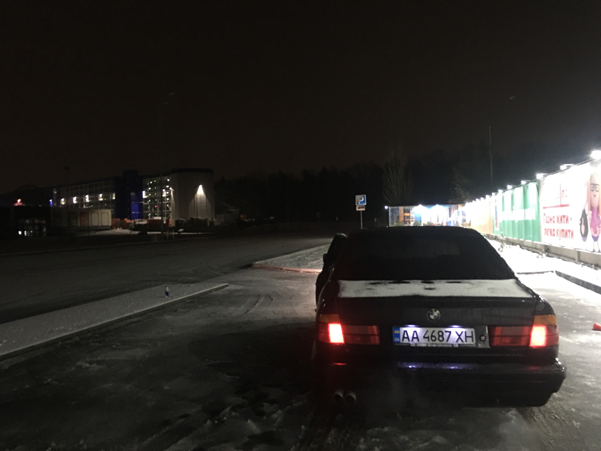 34 есть. 34 есть. Е34 задние габариты ночью. Е34 ночью. Бмв е34 ночью.