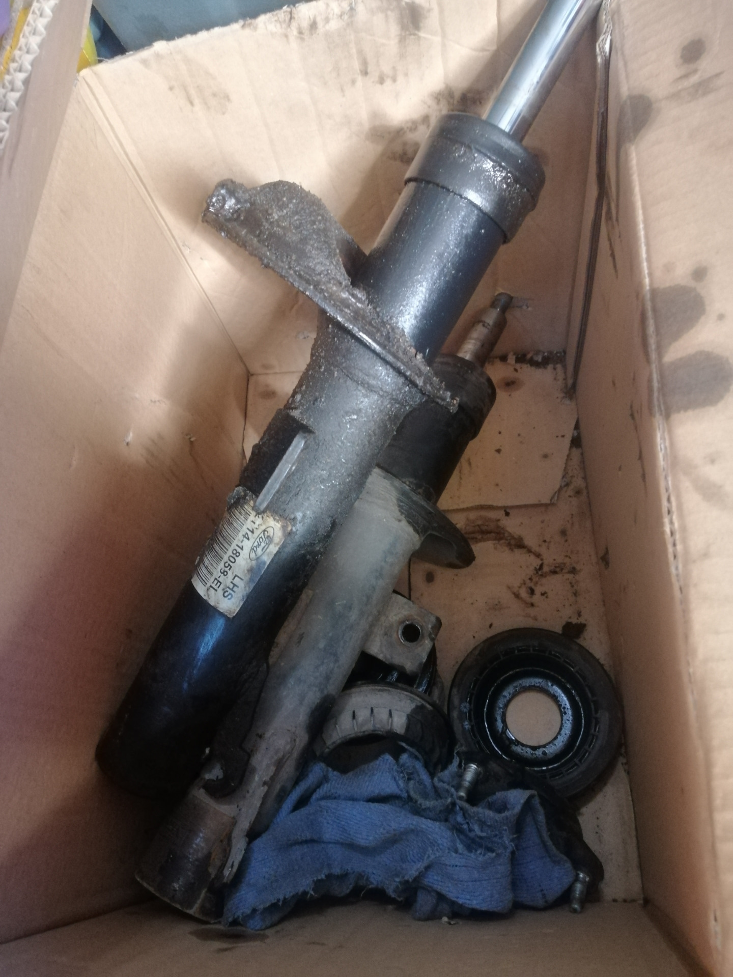 279 506 км. Старые долой амортизаторы с последующей заменой на аналог ...