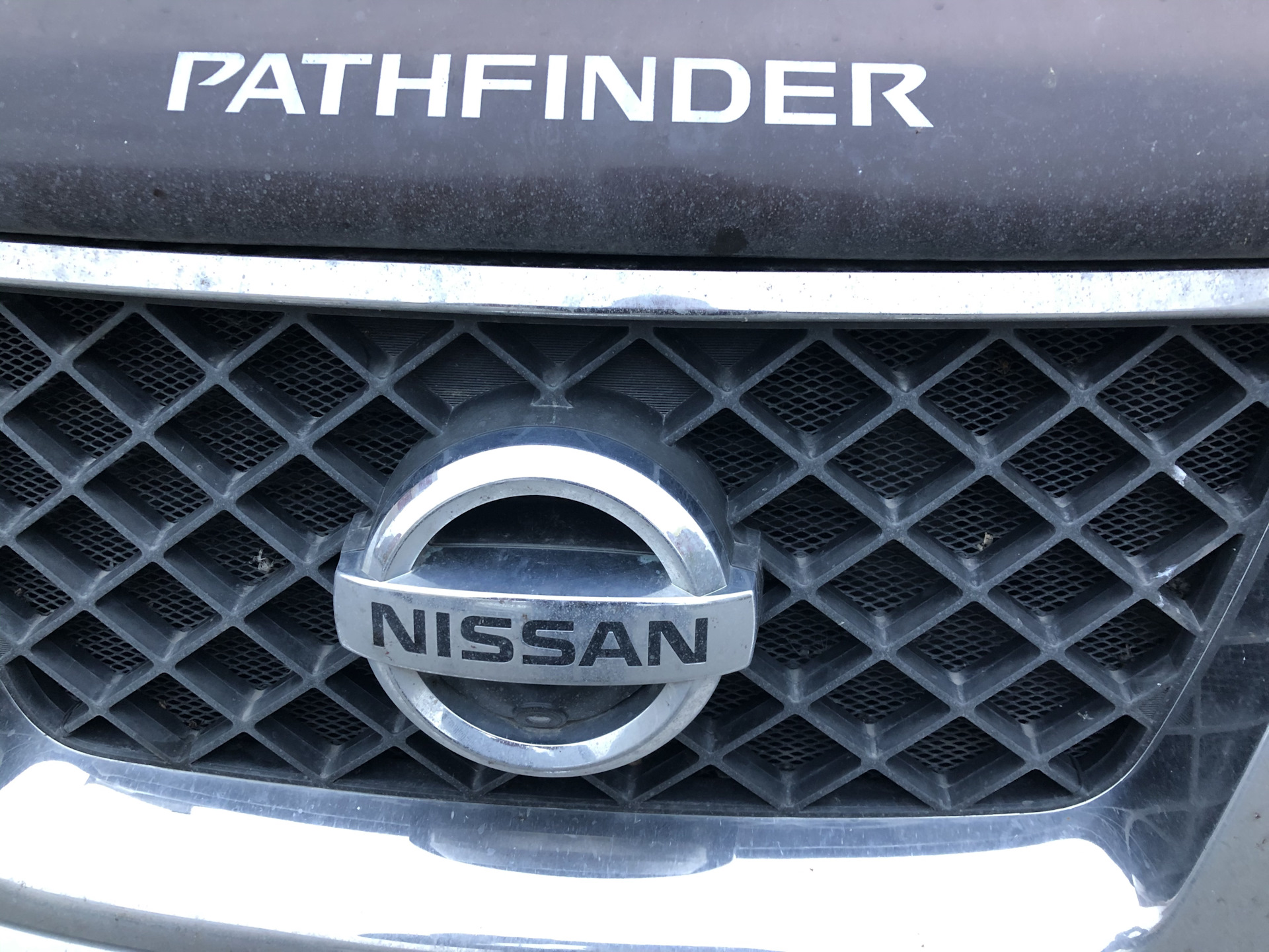 Ниссан камера. Nissan Pathfinder камера фронтальная. Установка передней камеры на Ниссан Патфайндер. Камера Ниссан Патфайндер номер. Ниссан Патфайндер размер значка.