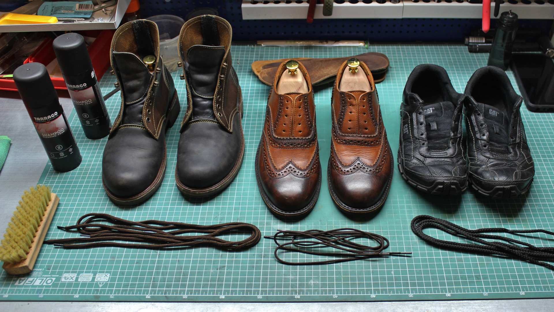 Сушка мокрой обуви. Сушим кроссовки одним феном. Мокрые сапоги. Можно ли сушить кожаную обувь. Просушить обувь.