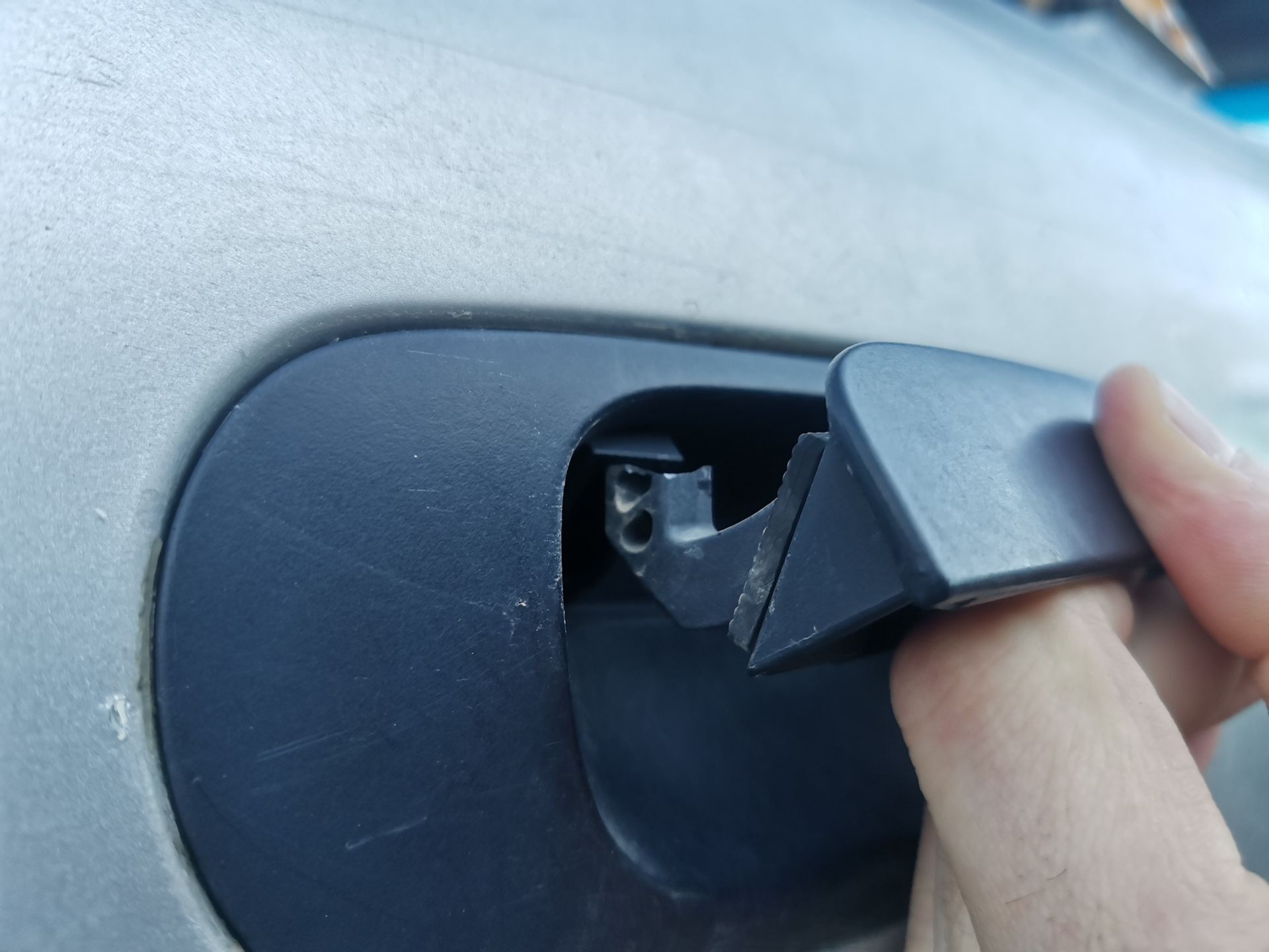 Сломалась ручка задней двери — Mitsubishi Carisma, 1,6 л, 2002 года ...