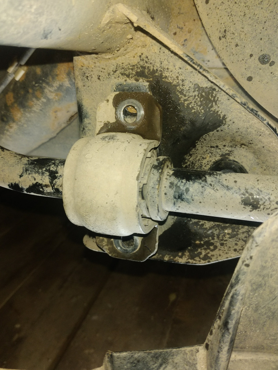 Замена задней поперечной рулевой тяге — Volkswagen Passat B6, 1,8 л ...