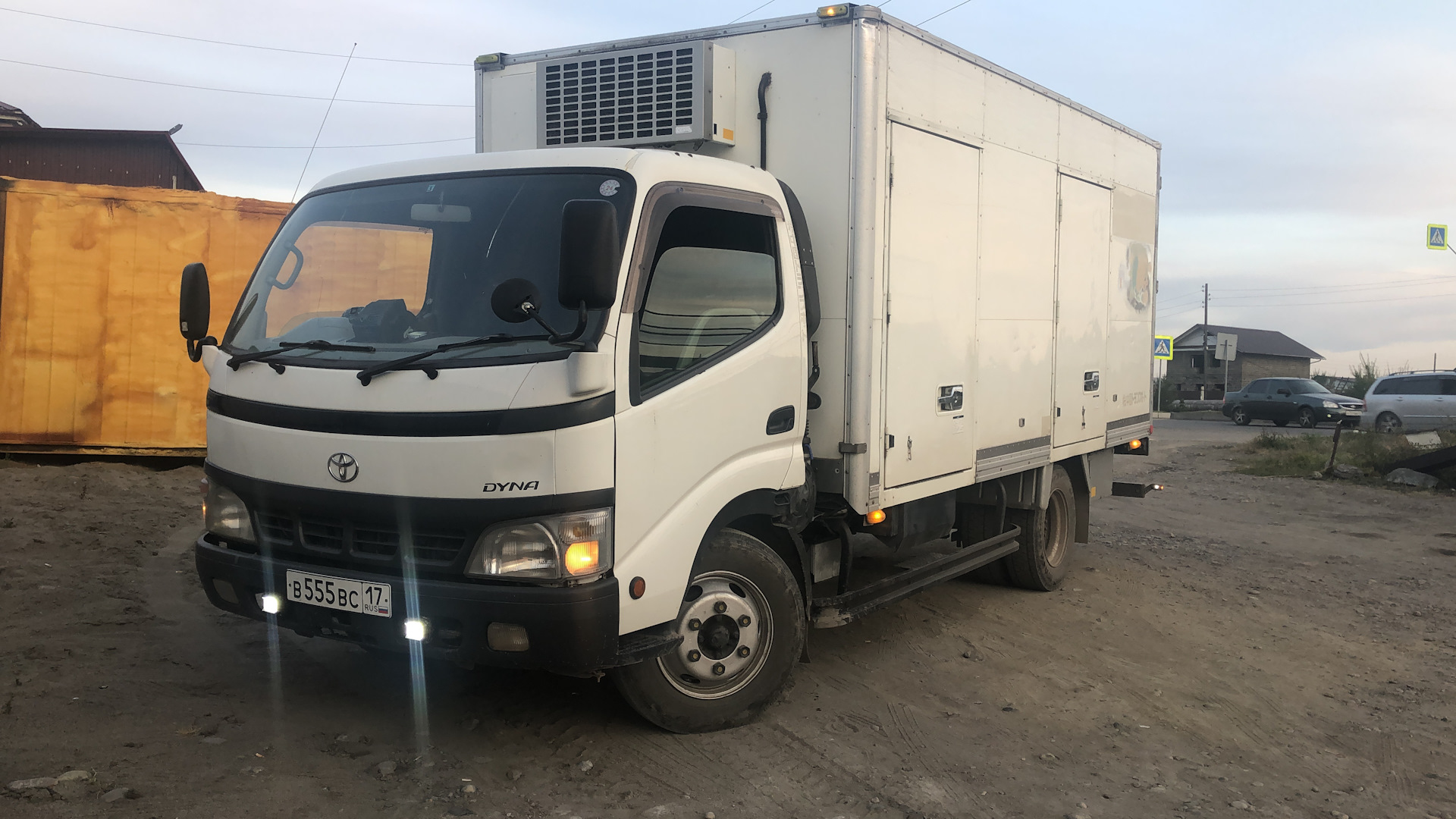 Toyota Dyna 4.9 дизельный 2004 | Белый холодильник на DRIVE2