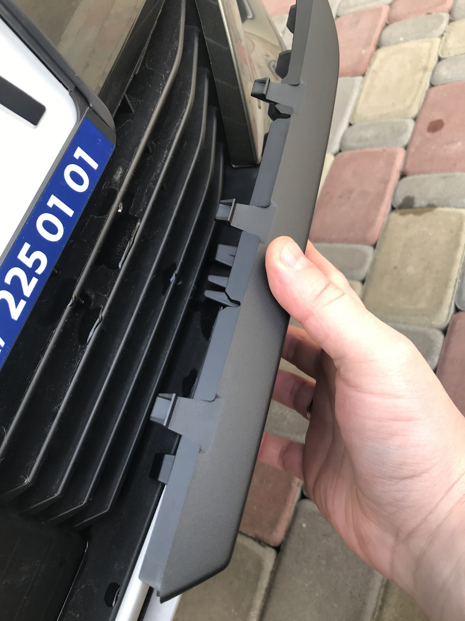 Фара пежо 3008 рестайлинг передняя. Крепление жабо пежо 3008. Пежо 3008 дизель аккумулятор. Пежо 3008 снятие. Peugeot 3008 аккумулятор.