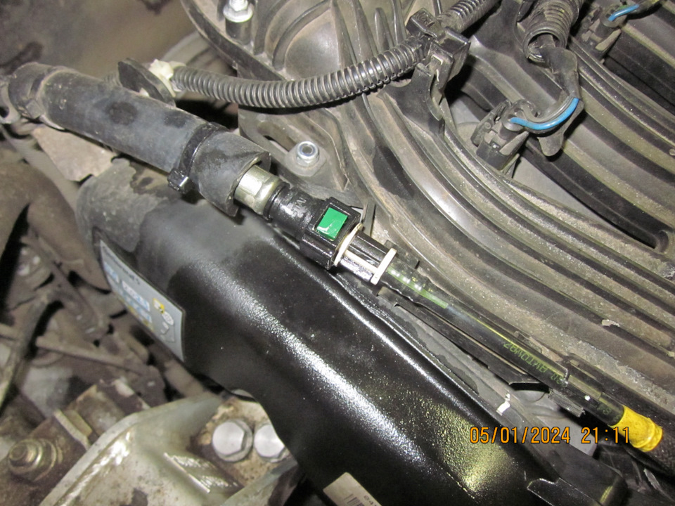 Бенз из-под завальцовки разъёма топливной трубки залил кожух ремня ГРМ — Lada Vesta SW (1G)