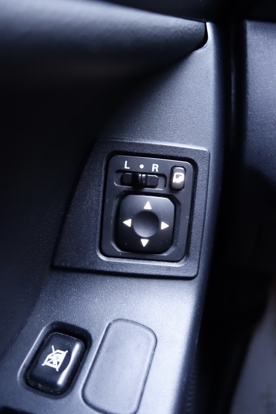 Nissan qashqai подогрев зеркал кнопка. Кнопка складывания зеркал мазда 626. Кнопка складывания боковых зеркал. Кнопка складывания зеркал mitsubishi space wagon. Кнопка подогрев зеркал ауди а6.