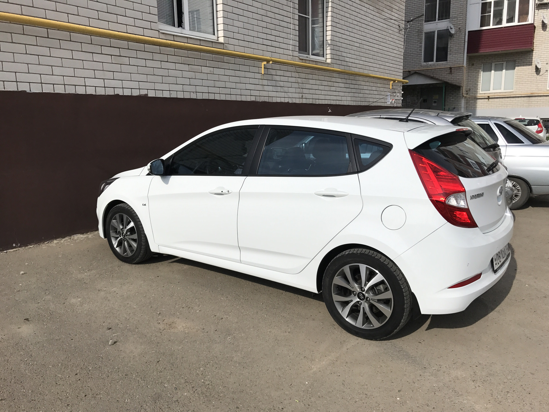 Solaris r17. Hyundai solaris хэтчбек r17. солярис хэтчбек на колёсах р17. черный. солярис хэтчбек на 16 дисках.