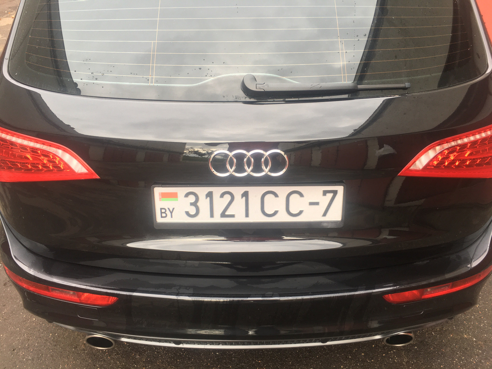 Рамка номера и демпферная прокладка — Audi Q5 (1G), 2 л, 2009 года ...