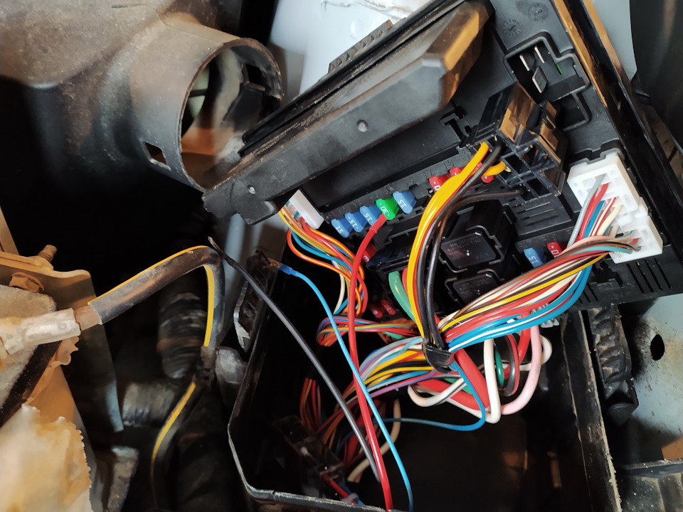 Установка контроллера дневных ходовых огней (дальний в пол накала ...