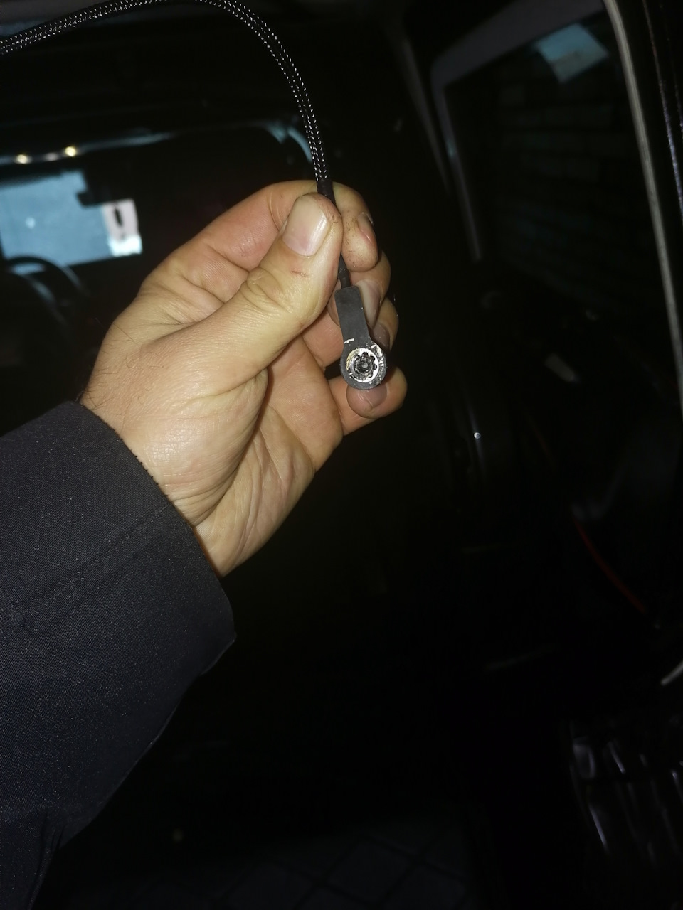 Пайка контакта обогрева заднего стекла на Jeep Wrangler JL — Jeep ...