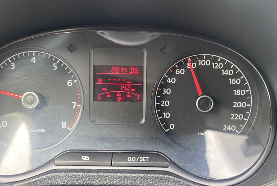Замена датчика уровня топлива — Volkswagen Polo Sedan, 1,6 л, 2013 года ...