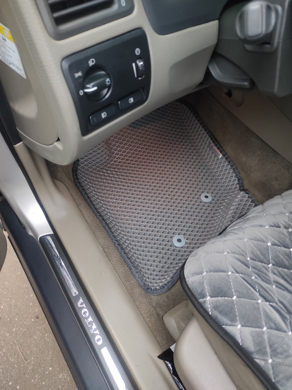 Коврики — Volvo XC70 II, 2,4 л, 2001 года | аксессуары | DRIVE2