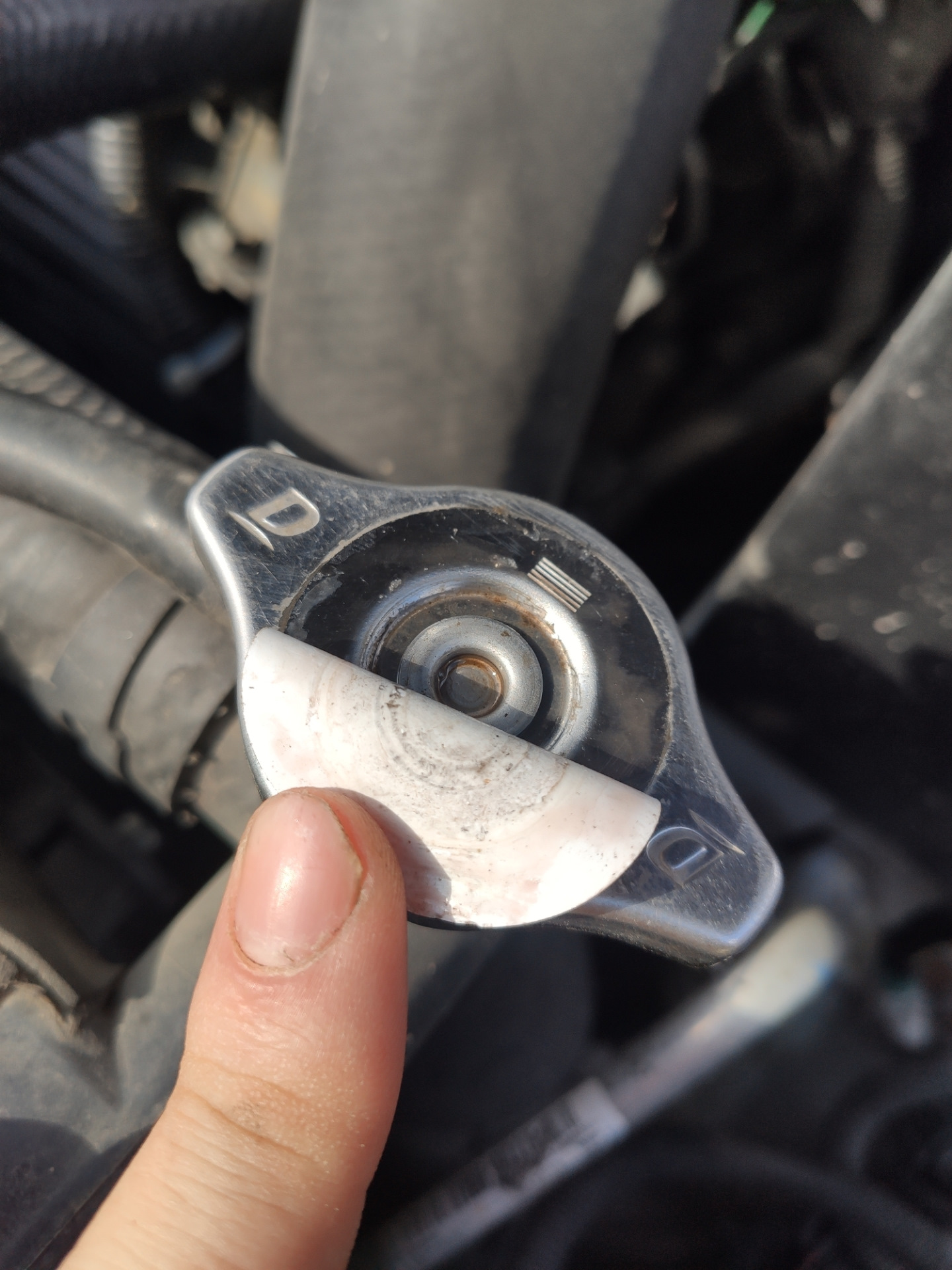 Антифриз давит из пробки радиатора — Mitsubishi L200 (4G), 2,5 л, 2014 ...