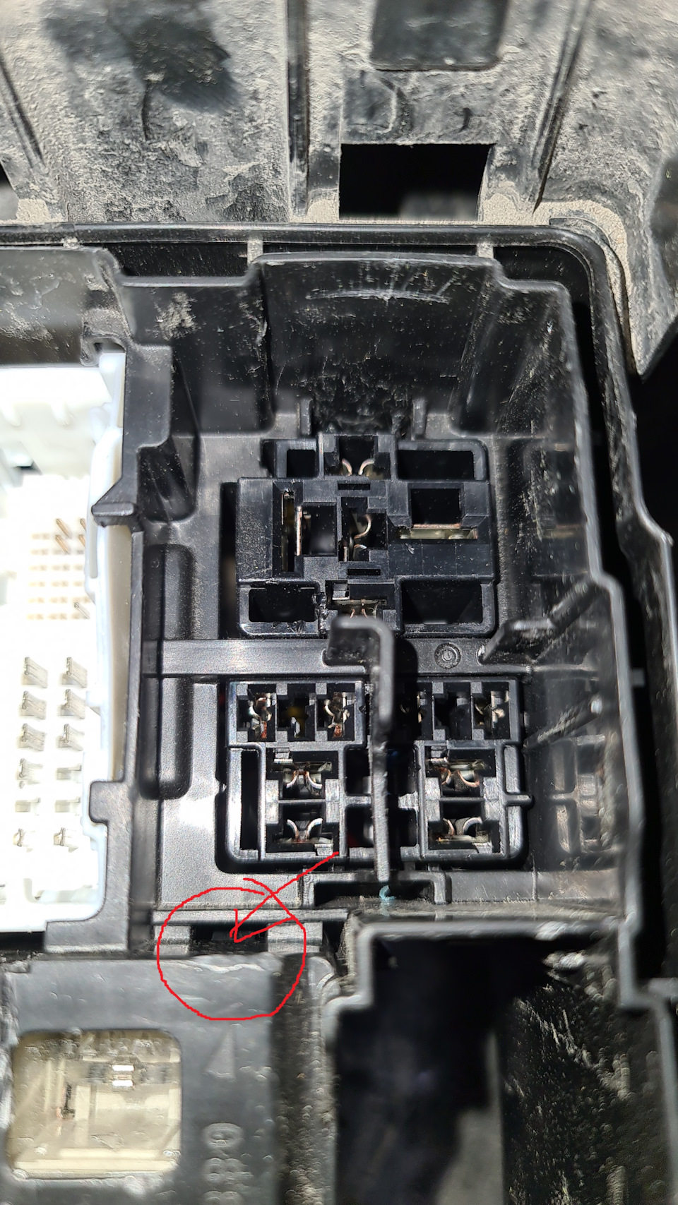 Защелка 3. Она только одна помечена стрелочкой — Toyota Vellfire (2G)