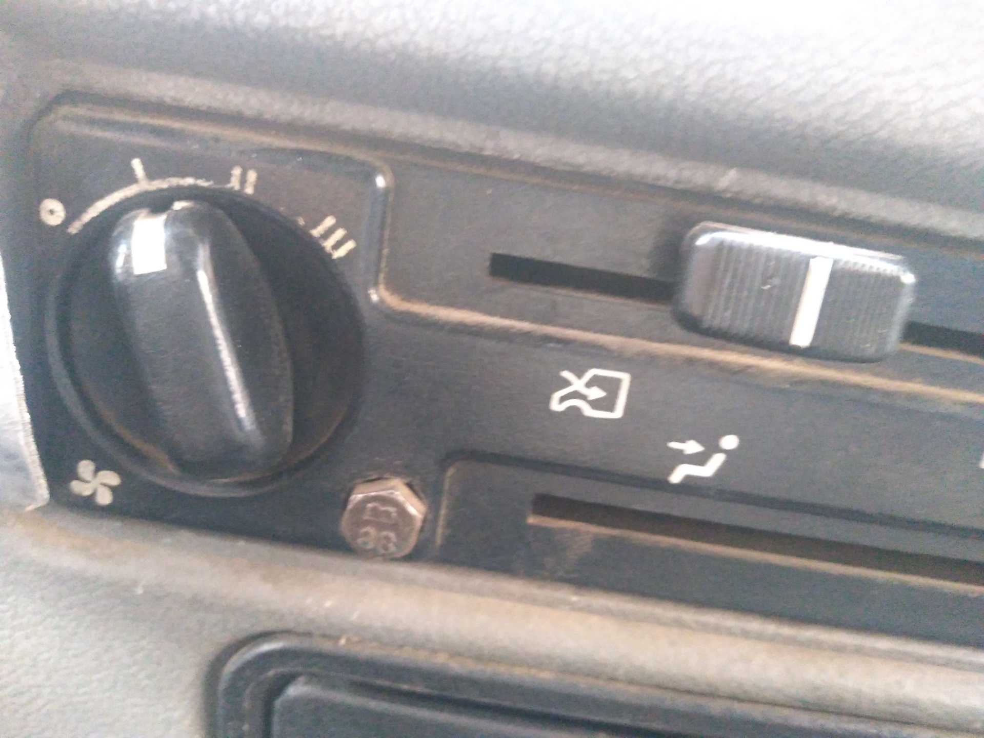 Не работает 2 положение печки. Переключения положений печки кузов uzj100. Резистор вентилятора печки 2114. Реле печка приора2008. Реле отопителя форд транзит 2008.