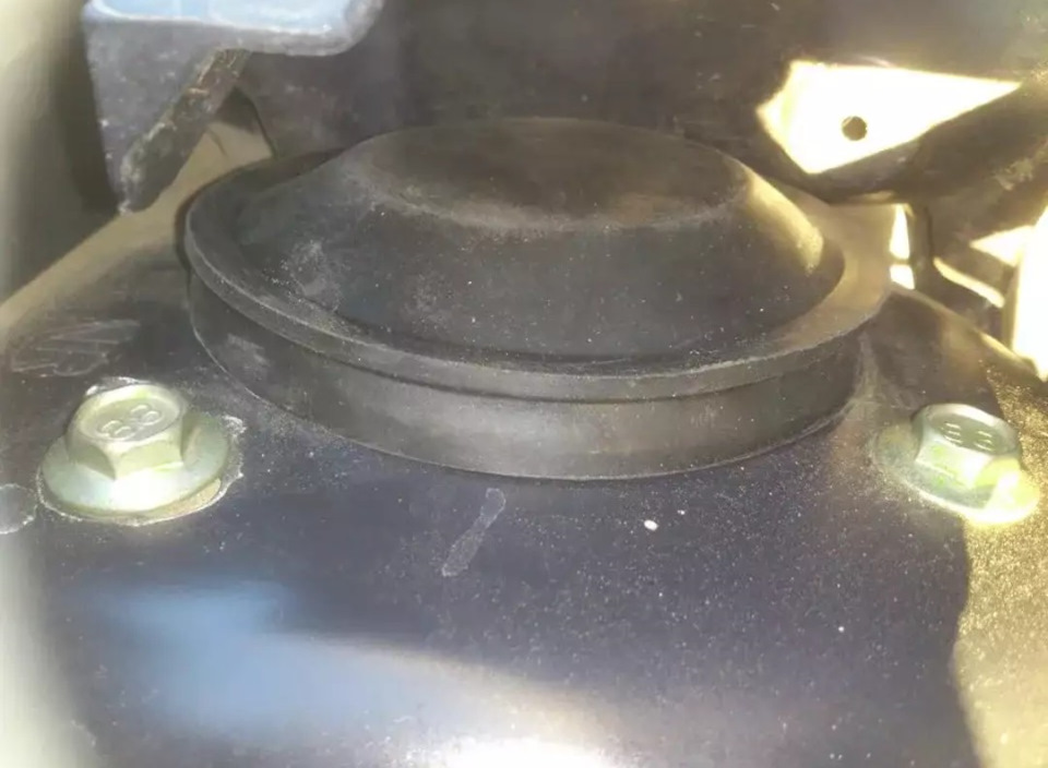 Крышки на опоры — Nissan Tiida (1G), 1,6 л, 2008 года | запчасти | DRIVE2