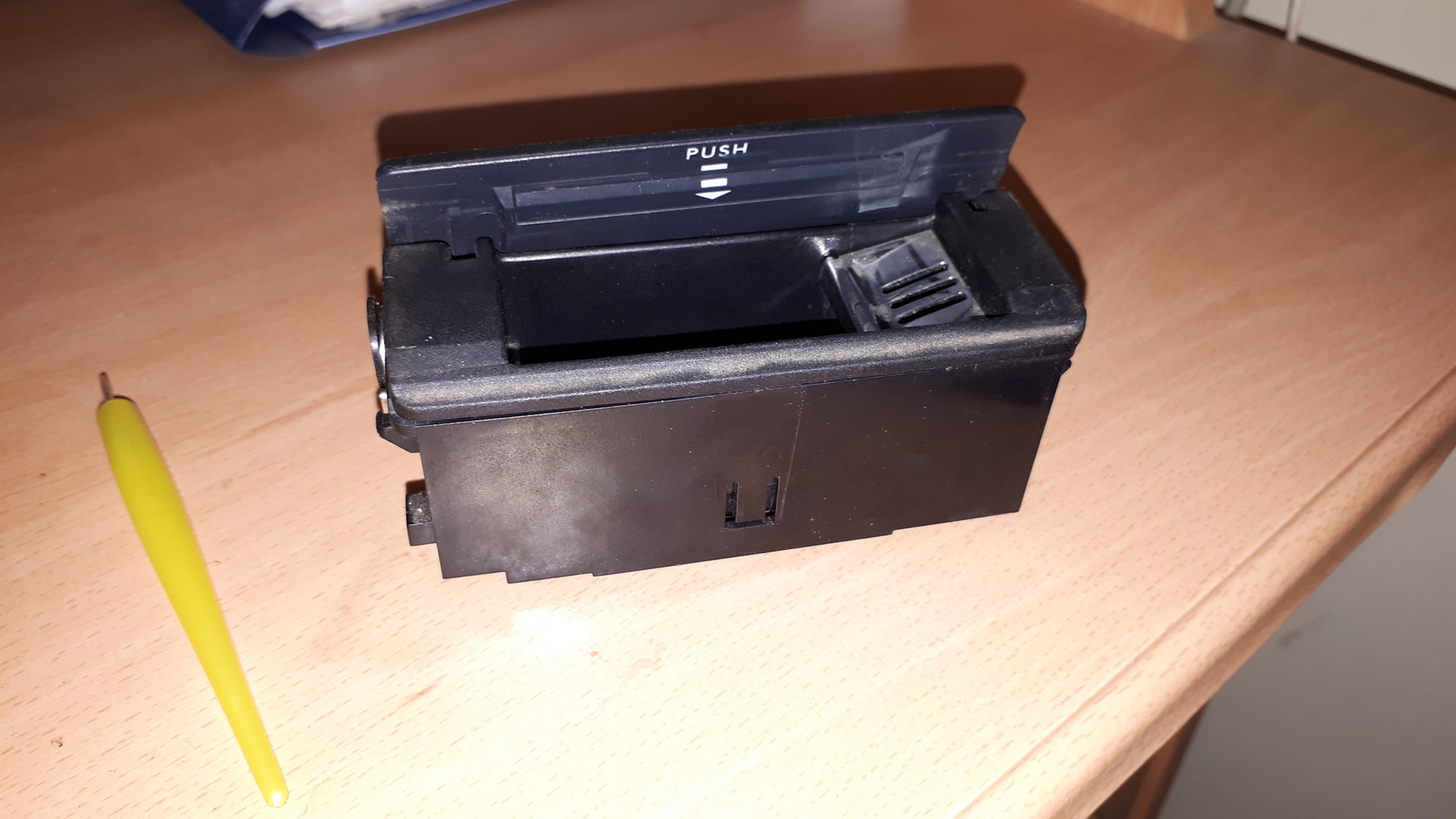 Пепельница а6. Пепельница bmw в подстаканник. Пепельница vag audi. Крышка бардачка на оку. Передняя пепельница ауди а6 с5.