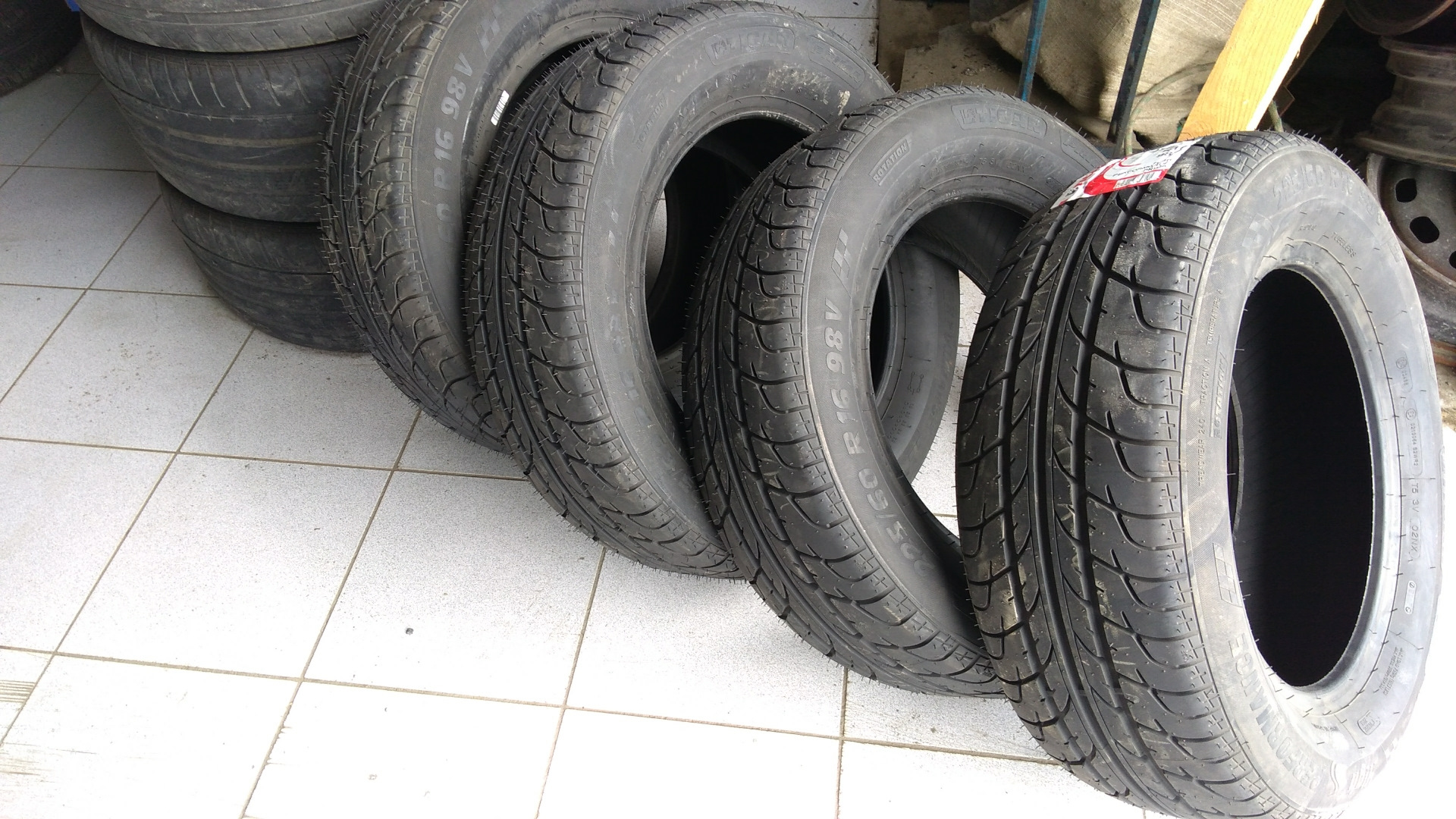 Резина 225 60. 225/60 R16. Автомобильная шина Tigar prima 225/55 r16 95v летняя. Автомобильная шина Tigar prima 225/60 r16 98v летняя. Tigar prima 215/45r16 90v.