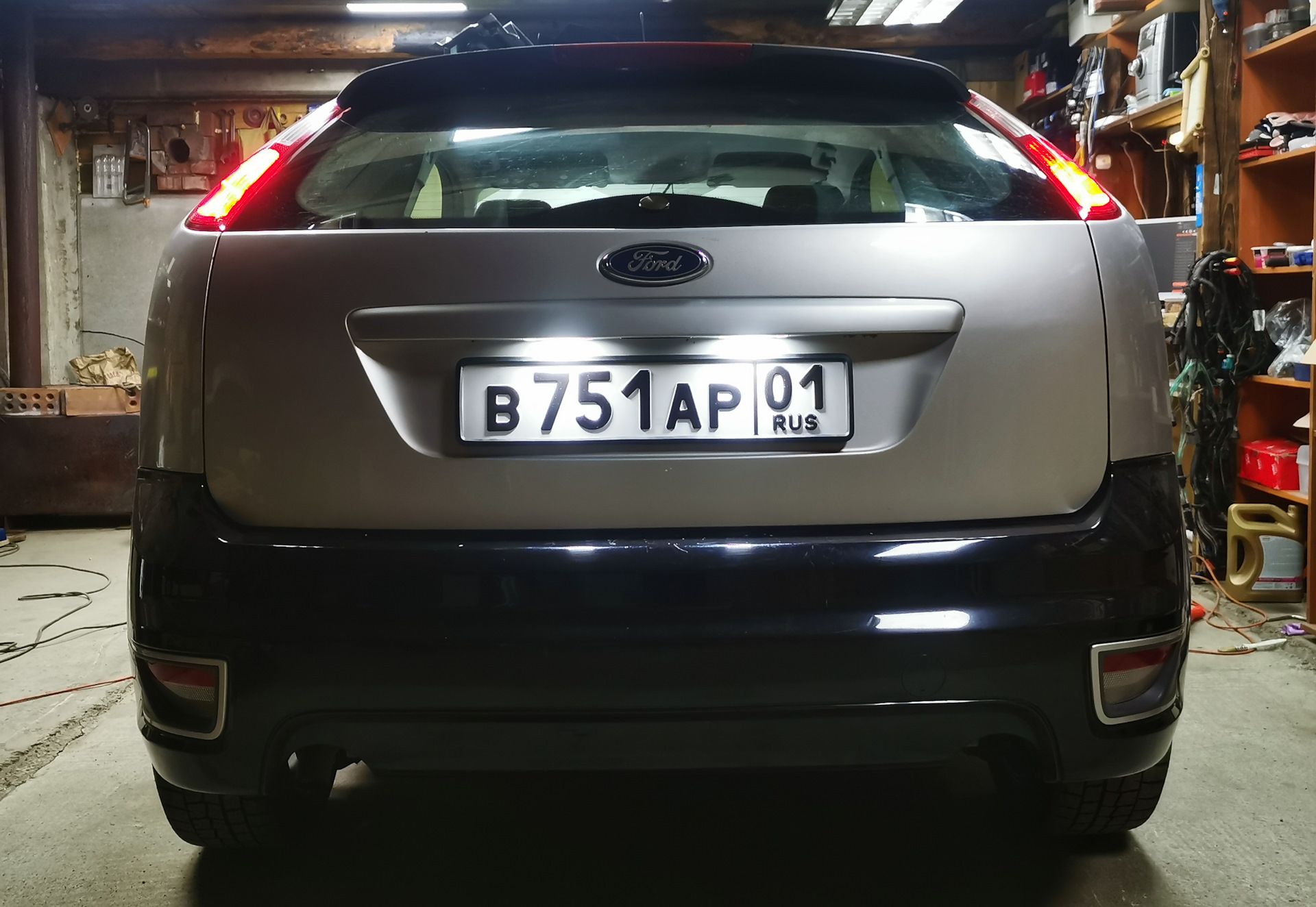 Гос рег знаки + рамки SAK — Ford Focus Hatchback II, 1,8 л, 2007 года ...
