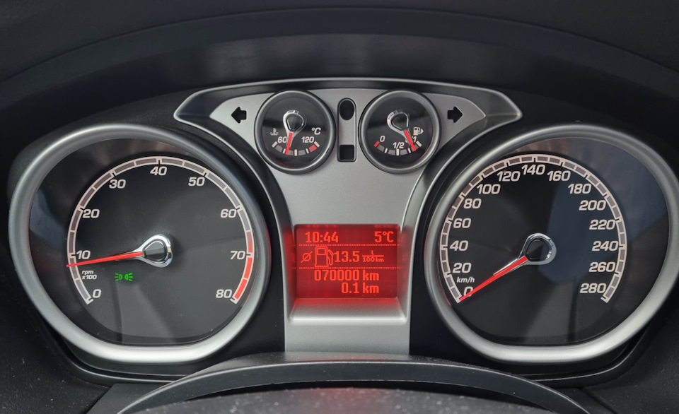 Пробег ровно 70 000 километров. Вроде, чуть больше четырёхлетнего, но машине все четырнадцать. — Ford Focus ST II