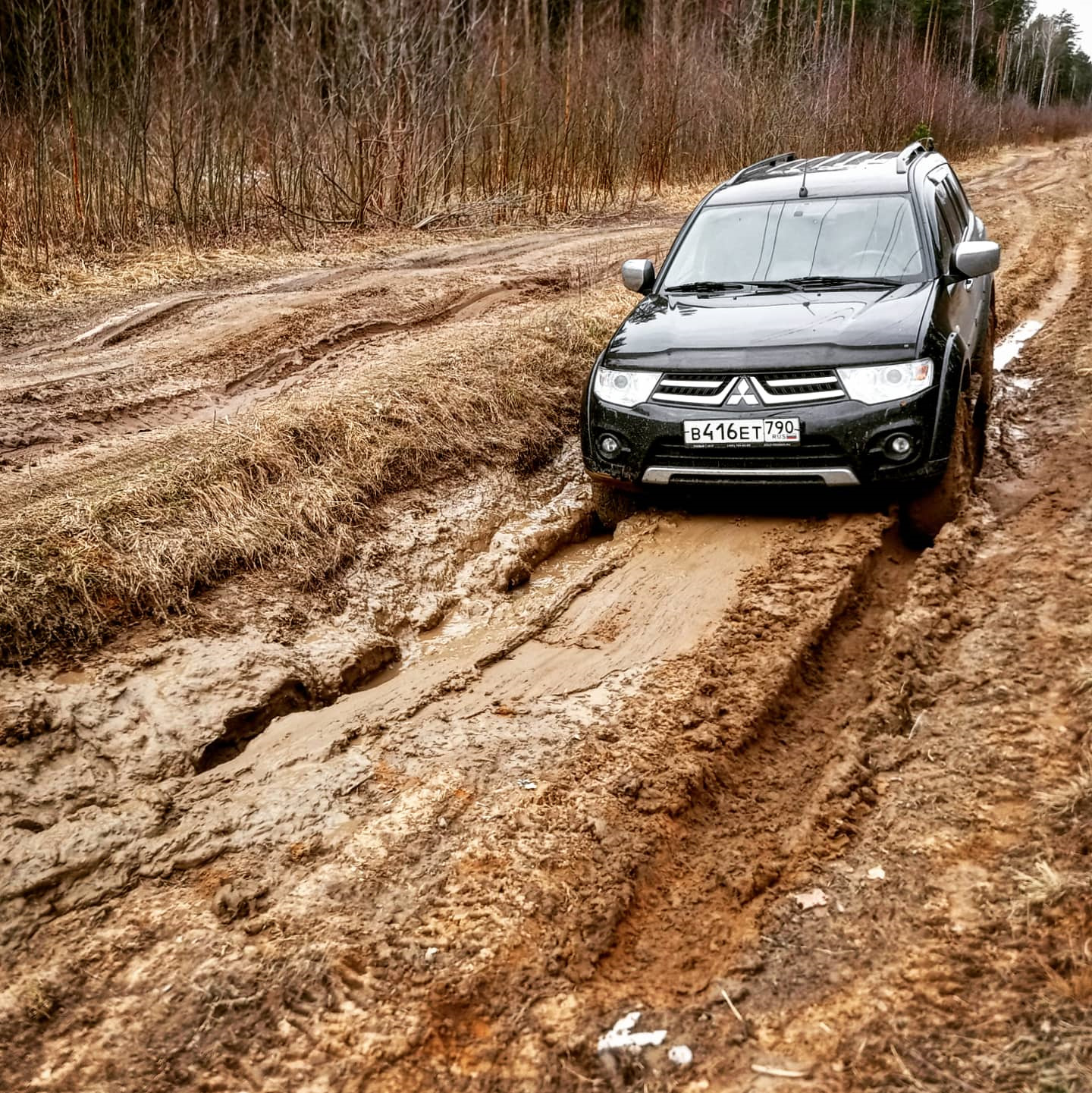 На бездорожье на переднем. Паджеро 4 на бездорожье. Mitsubishi Pajero Sport 1 на бездорожье. Митсубиси Паджеро 3 для бездорожья. Mitsubishi Pajero Sport бездорожье.