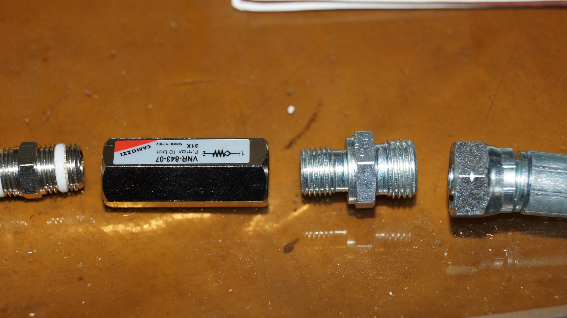 Адаптер-тройник jic 3/4" (ш-ш-ш). Трубка обратного клапана компрессора fubag. Трубка с обратного клапана. Обратный клапан компрессора к33. Трубка от компрессора каменц 3.