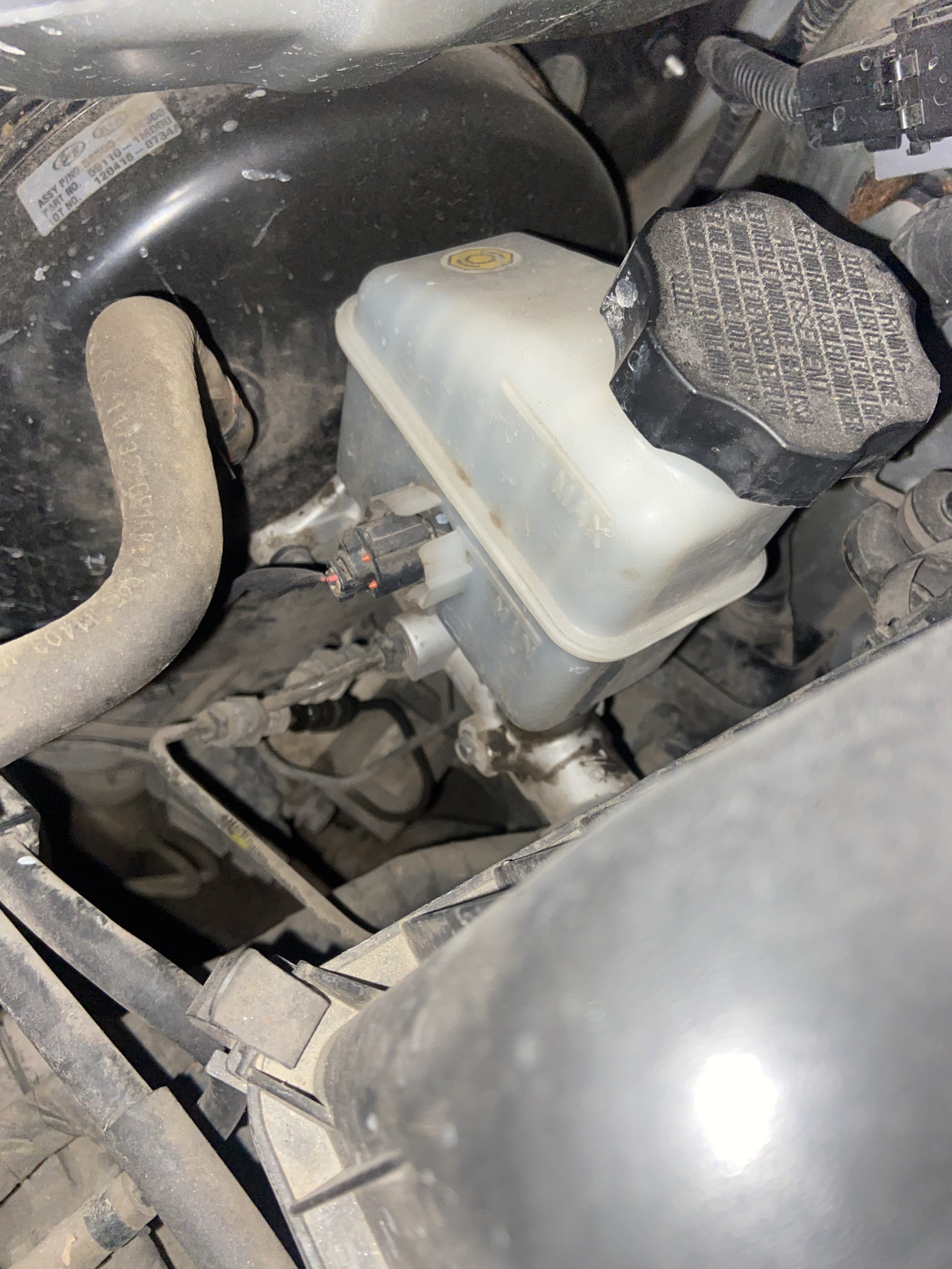 Очередная замена прокладки клапанной крышки, Течь тормозной жидкости ...