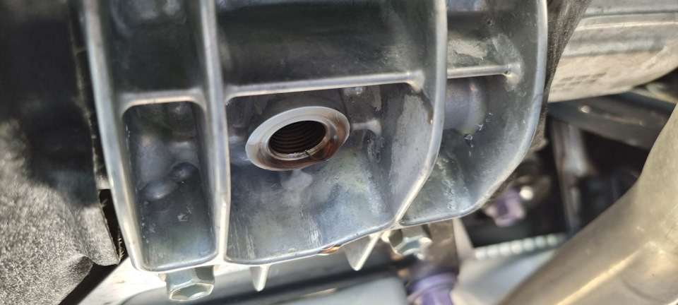 Заменил масло в раздатке и заднем редукторе. — Toyota RAV4 (5G), 2,5 л ...