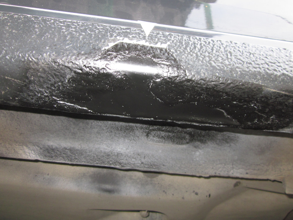 Грунтование эпоксидным грунтом (светлые язычки вверху), затем акриловым (чёрный цвет). — Volkswagen Polo Sedan