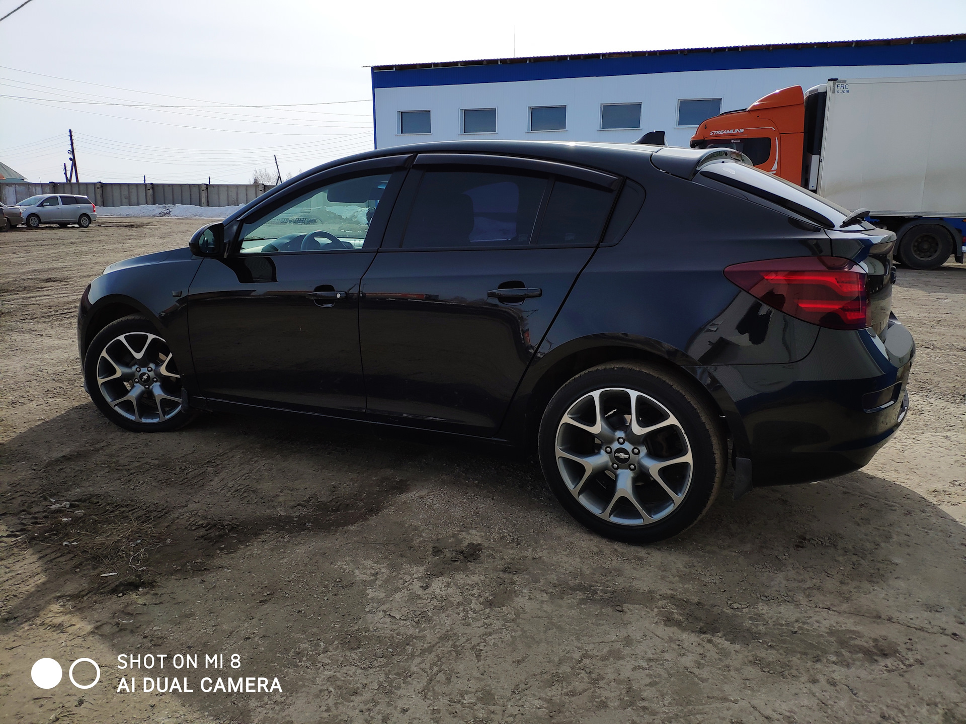 Лето r18. Cruze Hatchback r18 Black. Chevrolet Cruze универсал r18. Литые диски на Шевроле Круз чёрный r 18. Черный Круз хэтчбек на 18 дисках.