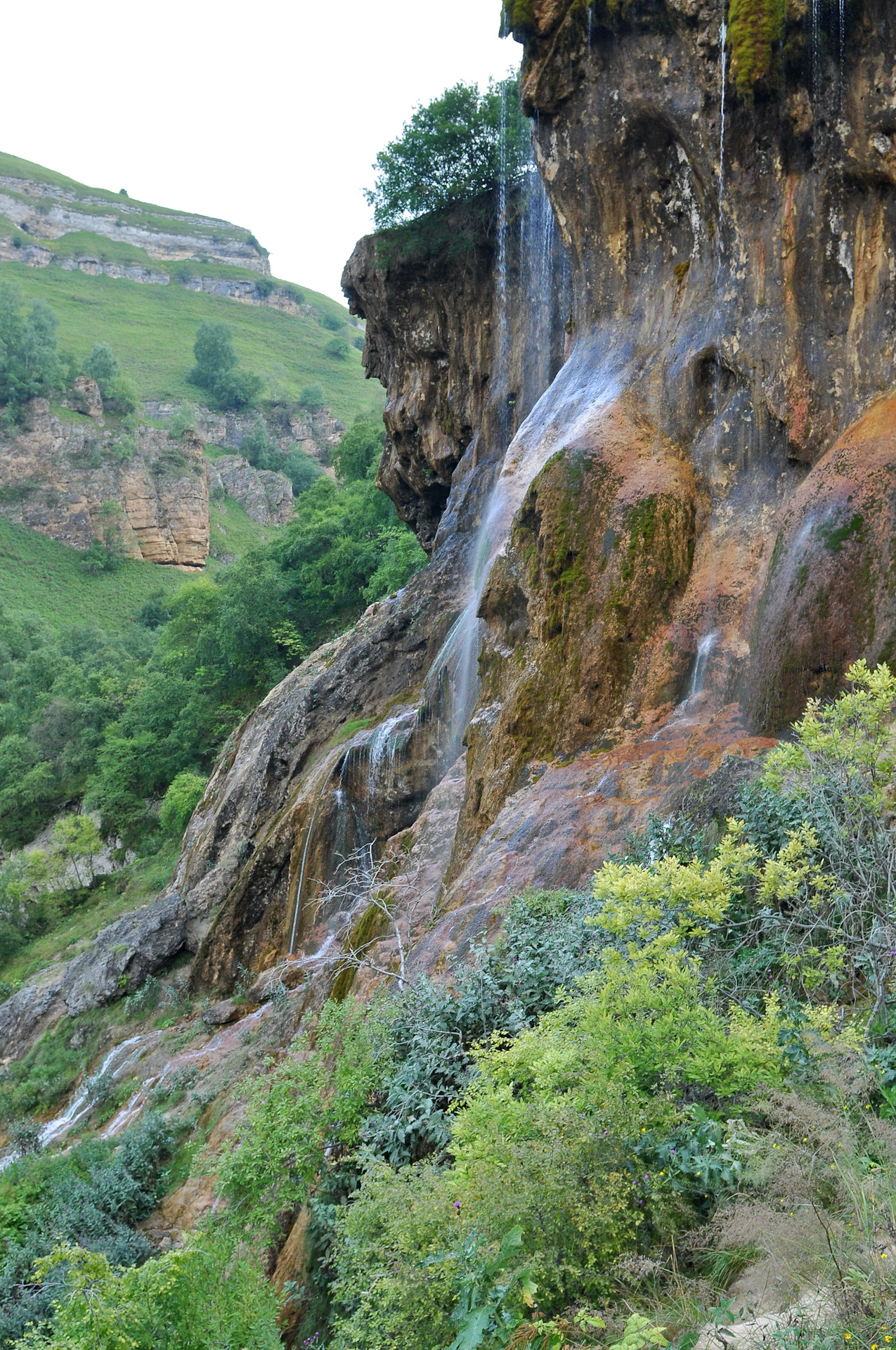 Озеро Шадхурей и царские водопады возле них кафе