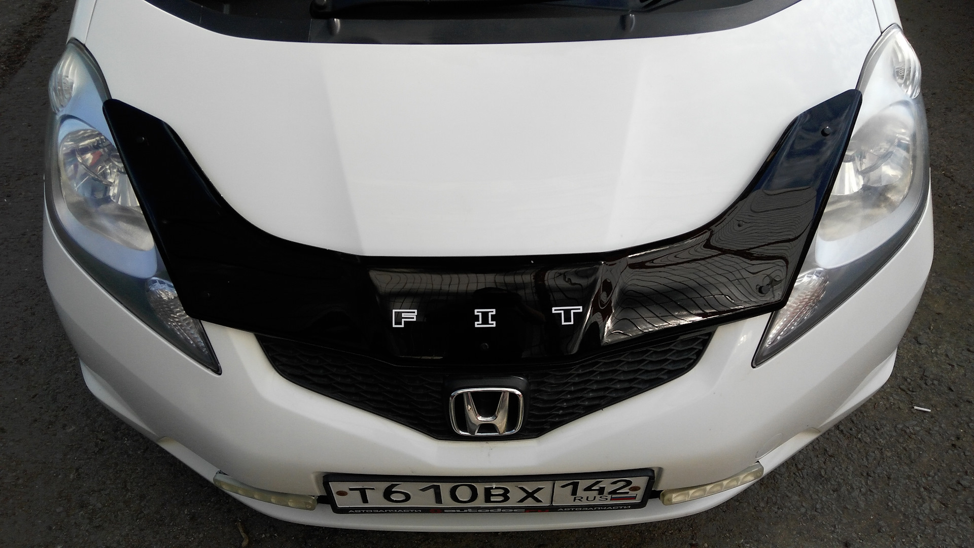 Капот honda fit. Хонда фит 2 с дефлектором капота. Дефлектор капота Honda Fit ge. Дефлектор капота Honda Fit 3. Дефлектор капота Хонда фит шаттл.