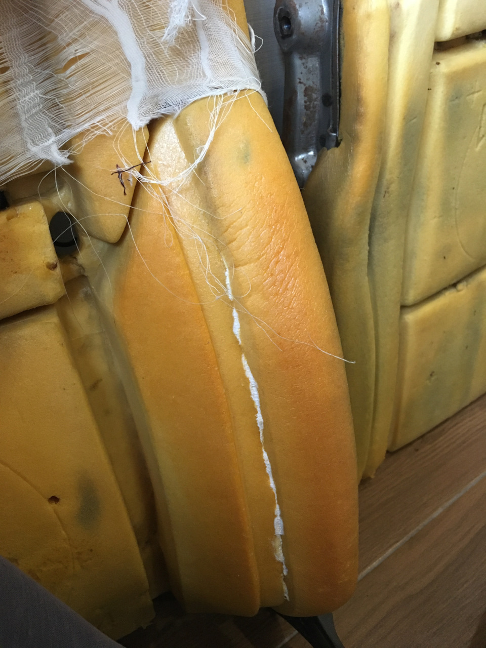 Боковину заклеиваю латексным клеем. Он не твердеет в камень и не растекается по всему поролону сиденья, а склеивает весьма хорошо, просто так не порвать. — Toyota Crown (S120)