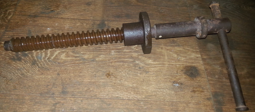 Ходовой винт для тисков слесарных. Винт для тисков слесарных. Гайка винт тиски 0259 01. Винт для тисков слесарных. Ходовой винт для тисков станочных 40х12.