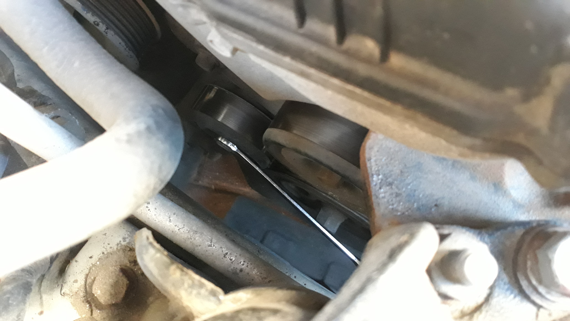 4. снятие генератора хендай солярис. колпачок генератора рио 4. снятие генератора солярис. Hyundai solaris alternator replacement.