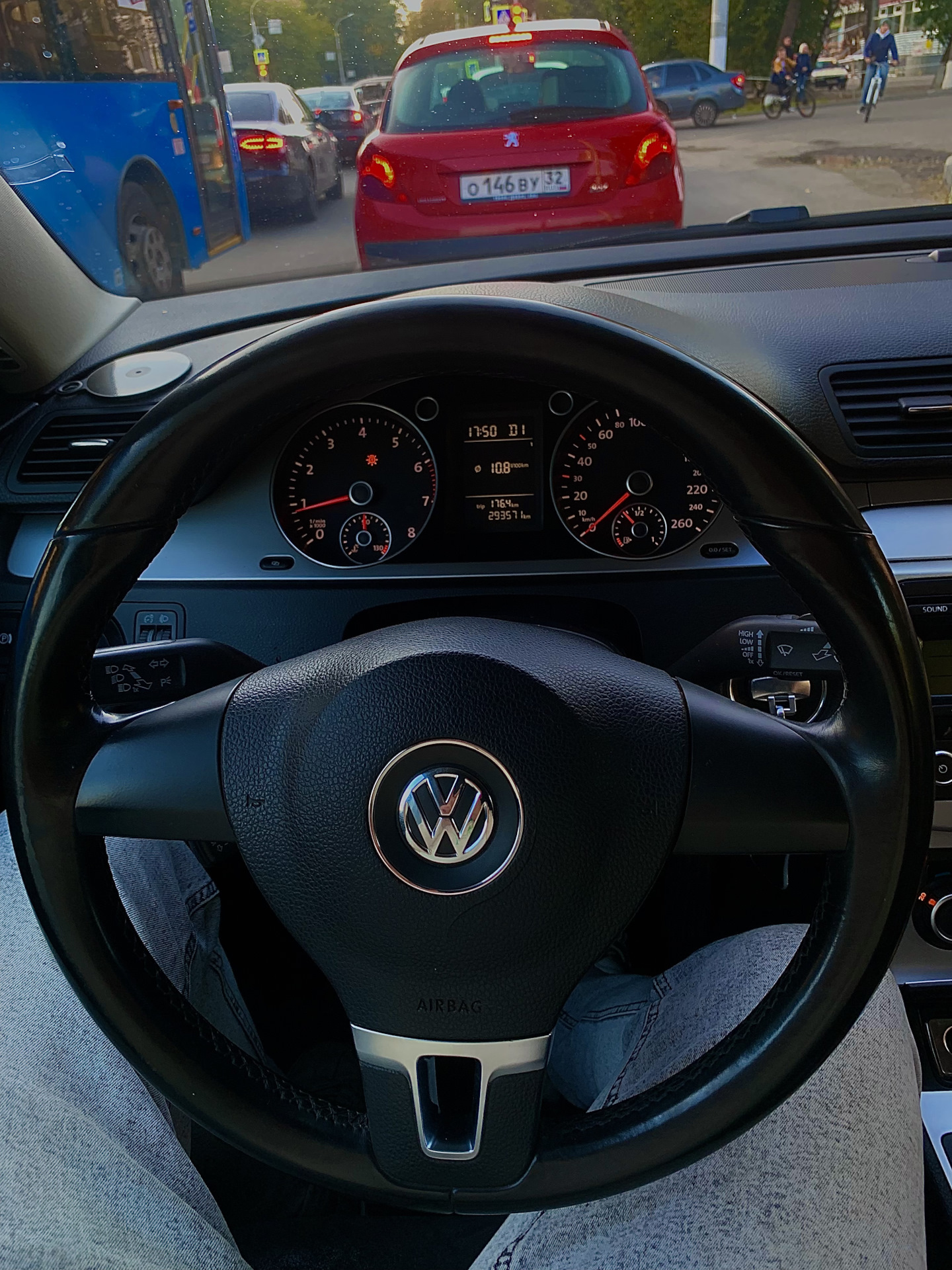 Дребезг в в руле AIR BAG - Volkswagen Passat Variant (B8), 1,6 л, 2016 года свои