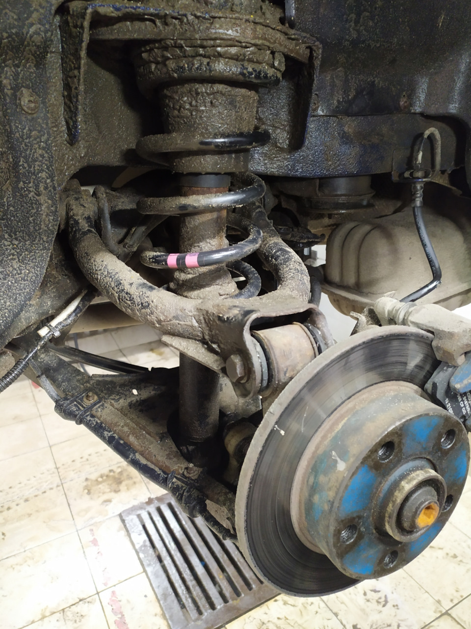 Перетерся тормозной шланг лопнула пружина — Volkswagen Passat B5, 1,9 л ...